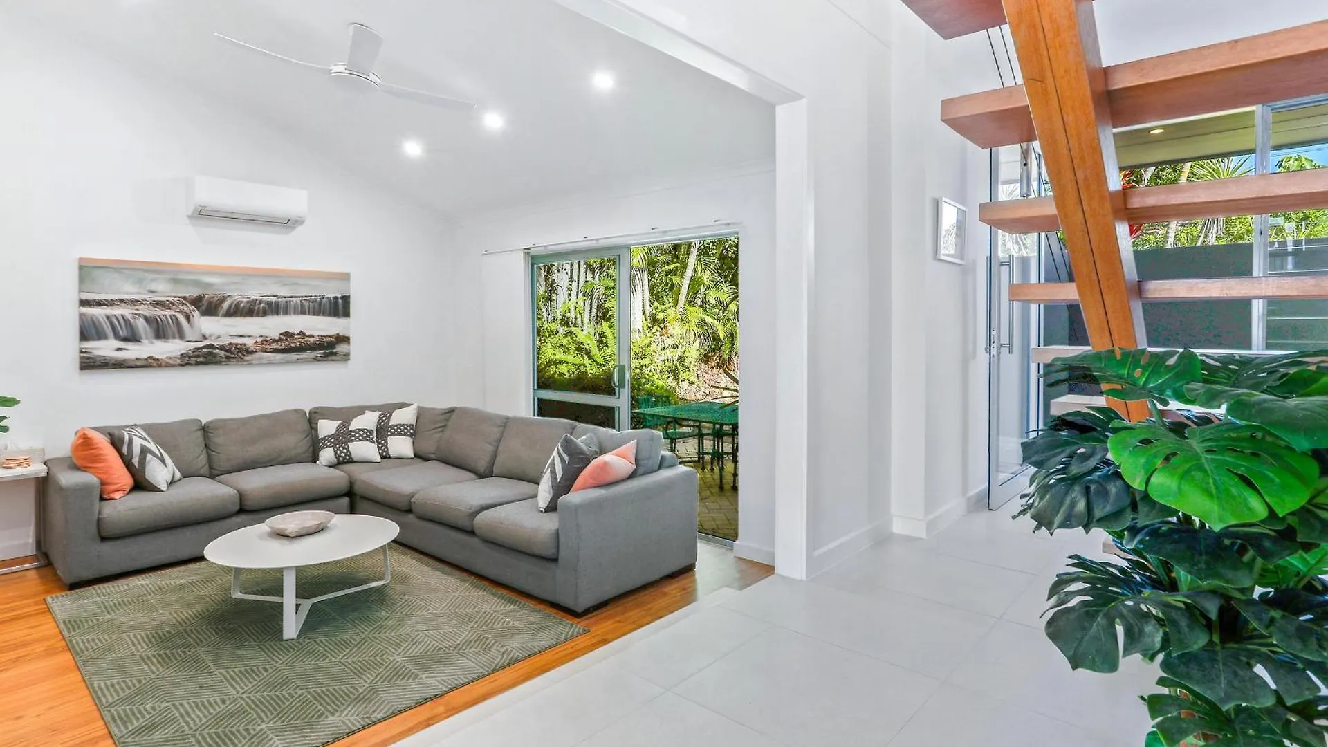 Spectacular Beachside Living, Sunrise Beach Holiday home