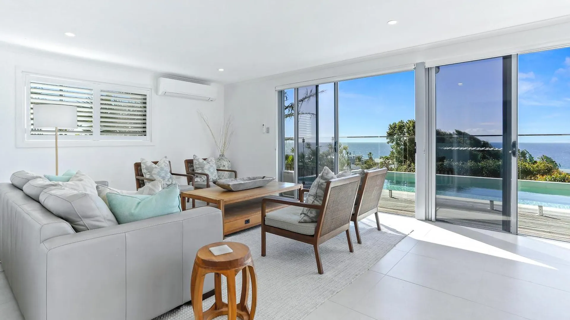 Spectacular Beachside Living, Sunrise Beach Holiday home